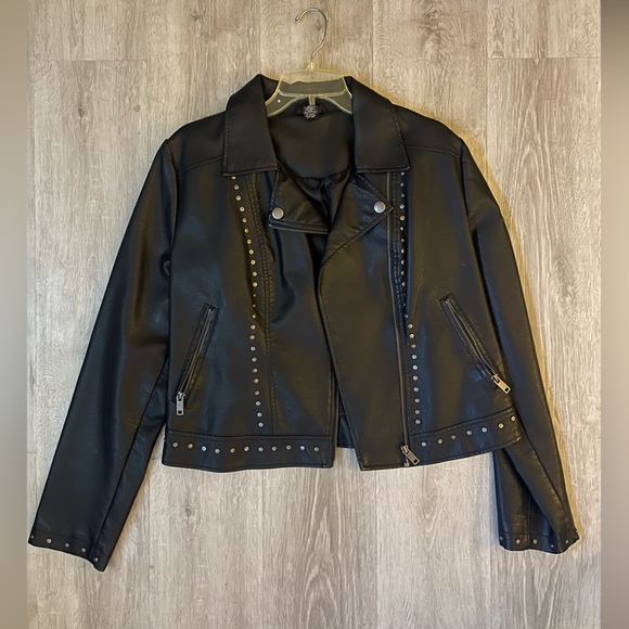 Leather jacket with flowers. Rue 21. Size L. Black - Picture 2 of 3